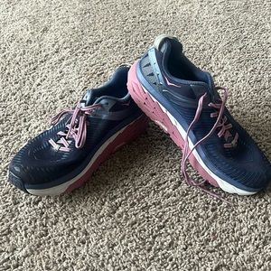 Hoka Women’s Arahi 2